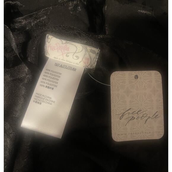 Free People Women's O/S Black Tinseltown Fringe Boho Artsy Kimono Floral NWT - Picture 3 of 3